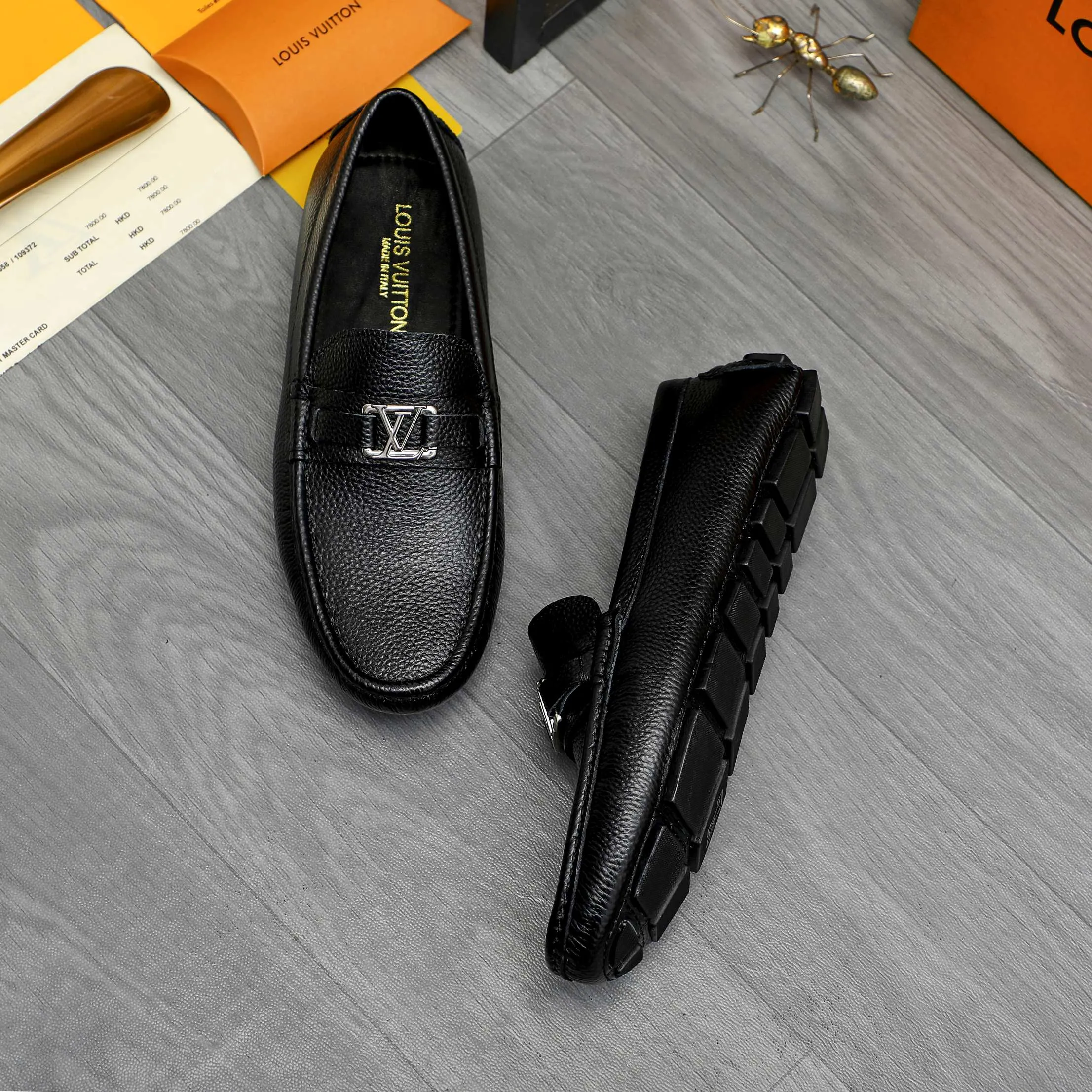 Men's shoes 💰p420 Product trademark: LV (Louis Vuitton) casual slip-on men's shoes Regular size: 38-44 Product materials: Selected pebbled cowhide upper, sheepskin lining, original rubber outsole
